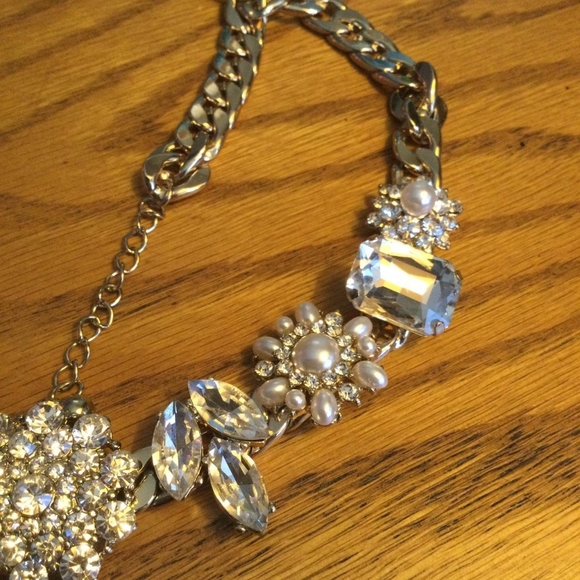 Rhinestone and faux pearl statement necklace - Picture 2 of 4